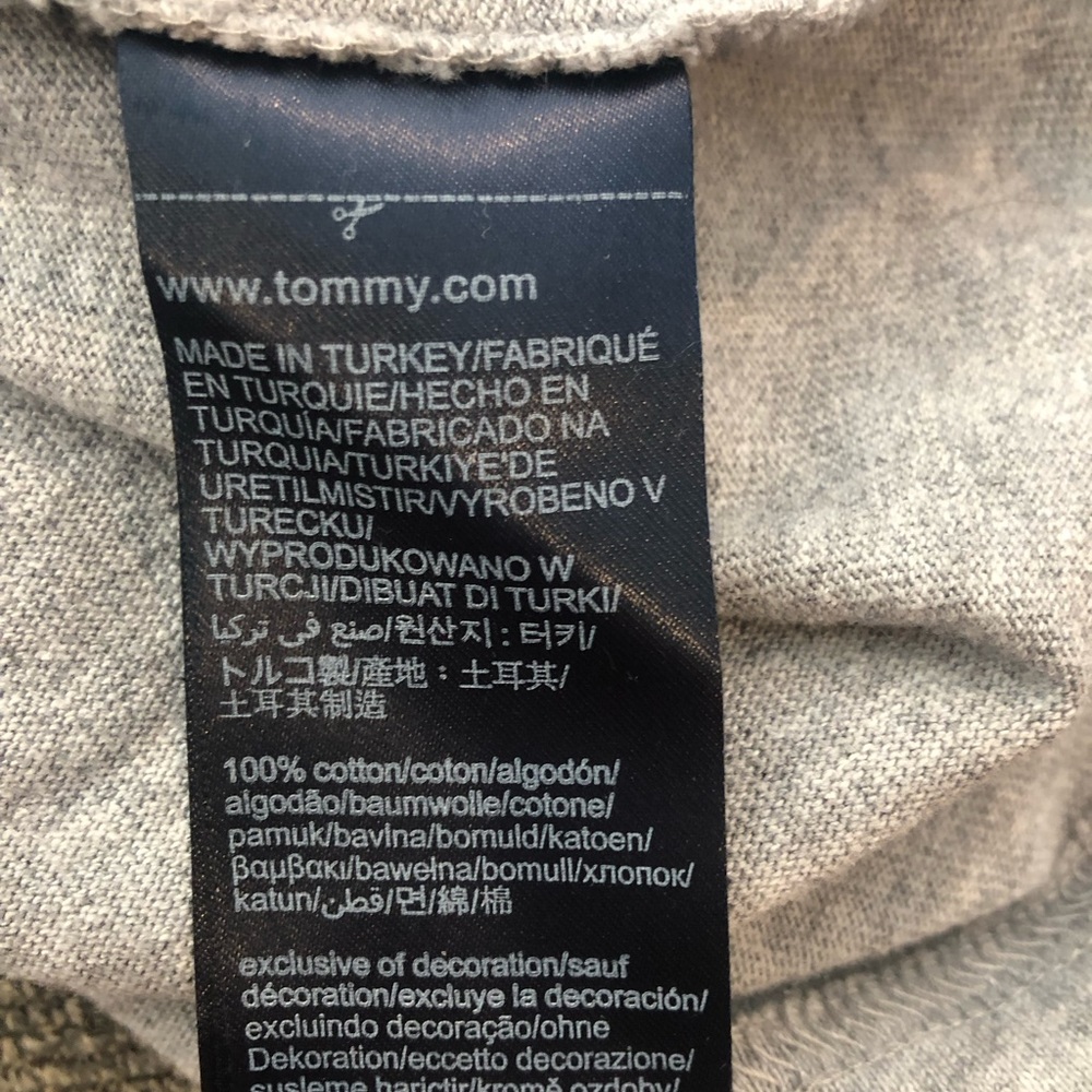 Tommy brand men’s size medium gray T-shirt. - Picture 4 of 4